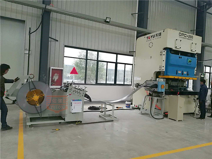 伺服滾輪送料機(jī)、卷料二合一整平機(jī)配沖床生產(chǎn)工作視頻